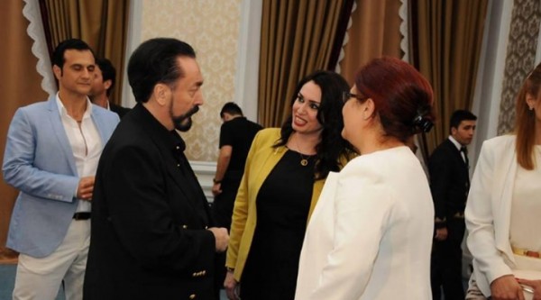 Yeni Bakan Derya Yanık Şimdi de Adnan Oktar'ın Yanından Çıktı