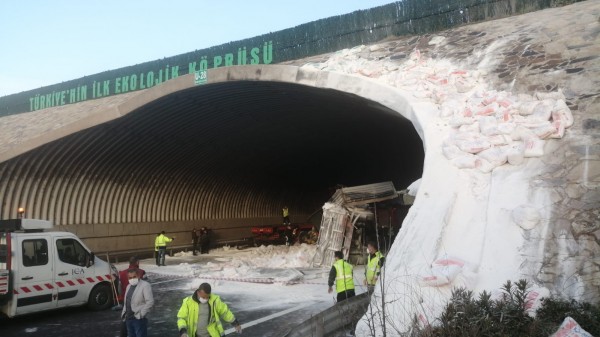 Kuzey Marmara Otoyolu'nda TIR Devrildi