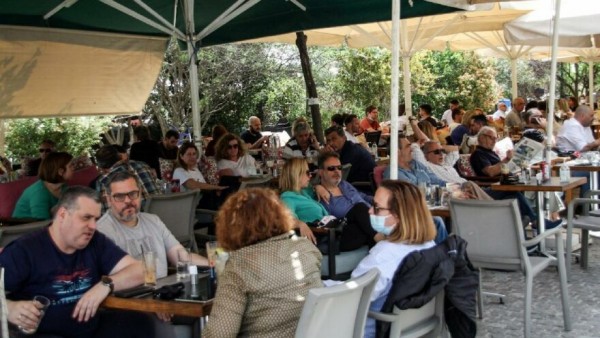 Dünya Normalleşiyor: Bir Ülke Daha Kafe, Bar ve Restoranları Açtı 