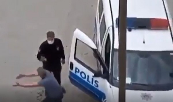 Evinin Önünde Tek Başına Araba Yıkayan Vatandaşa Polis Ceza Kesti