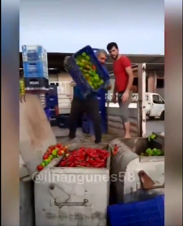 Bir Pazarcı Daha İsyan Edip Ürünlerini Çöpe Döktü: Devlete Bak Devlete