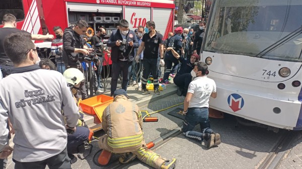 İstanbul Fatih'te Bir Kişi Tramvayın Altında Kaldı