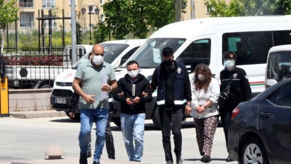 Eşiyle İlişki Yaşayan Babasını, Annesinin Yardımıyla Öldürdü