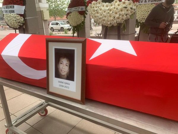 Büyük Edebiyatçı Emine Işınsu Son Yolculuğuna Uğurlandı