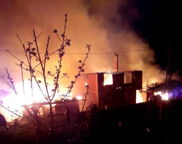 Yıldırımla Başlayan Yangın 6 Evi Yuttu: 3 Yaralı