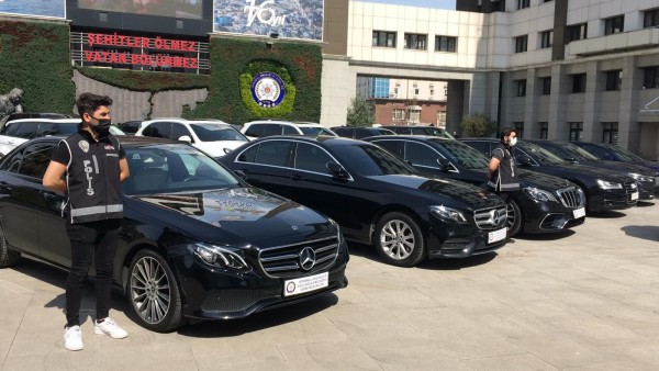 9 İlde Lüks Otomobil Kaçakçılığı Operasyonu: 24 Otomobile El Kondu