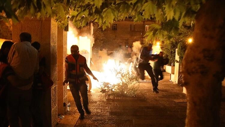 İsrail Polisi Mescid-i Aksa'yı Bastı: Onlarca Yaralı Var
