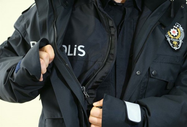 Polisten ''Binanın Arkasına Saklanan Geri Zekâlı Evine Git'' Anonsu