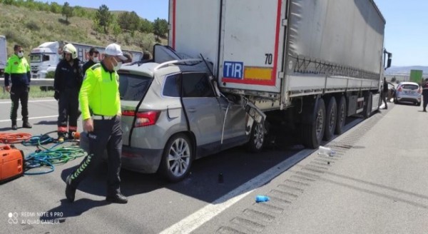 Trafik Kazasında Bir Çift ve Çocukları Hayatını Kaybetti