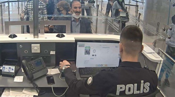 Sahte Pasaportla 24 Kez Türkiye'ye Giren Kişi 25. Girişinde Yakalandı