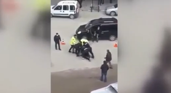 2 Polis Bir Olup Telefonla Konuşan Şoförü Darp Etti