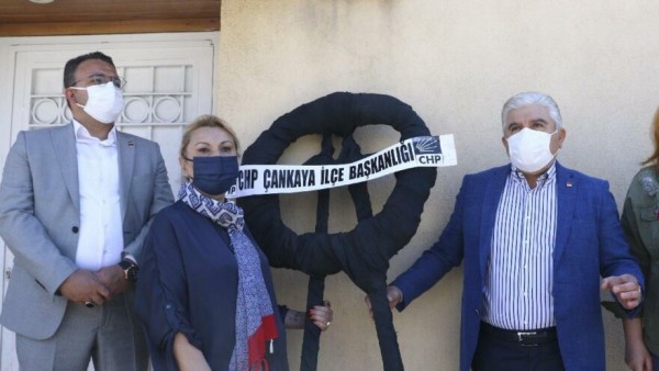 CHP, İsrail Büyükelçiliği Önüne Siyah Çelenk Bıraktı