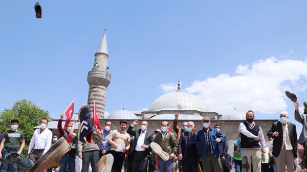 Erzurum'da Bir Grup 'Ayakkabı Fırlatarak' İsrail'i Protesto Etti