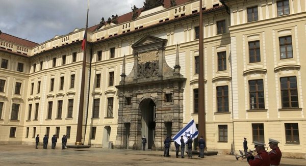 Prag Kalesi'ne İsrail Bayrağı Çekildi