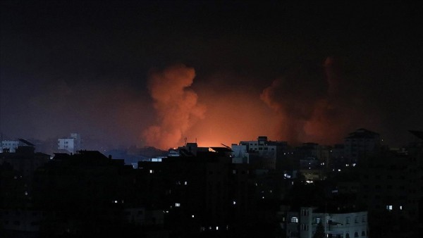 İsrail Gazze'de İki Bakanlık Binasını Bombaladı