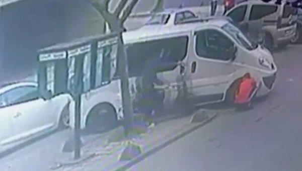 Esenler'de Bir Motosikletli, Lastik Değiştiren Sürücüye Çarptı