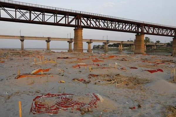 Hindistan'da Yağan Yağmur Ganj Nehri'ne Gömülmüş Cesetleri Ortaya Çıkardı 