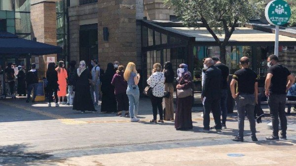 Tam Kapanmadan Çıkan Vatandaşlar AVM'lere Akın Etti