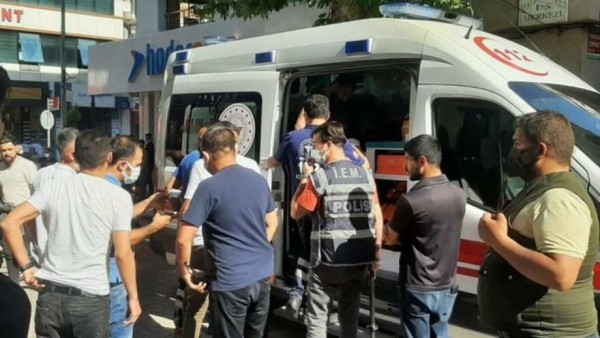 Yolda Yürüyen Kişi, Bıçaklı Grubun Saldırısına Uğradı