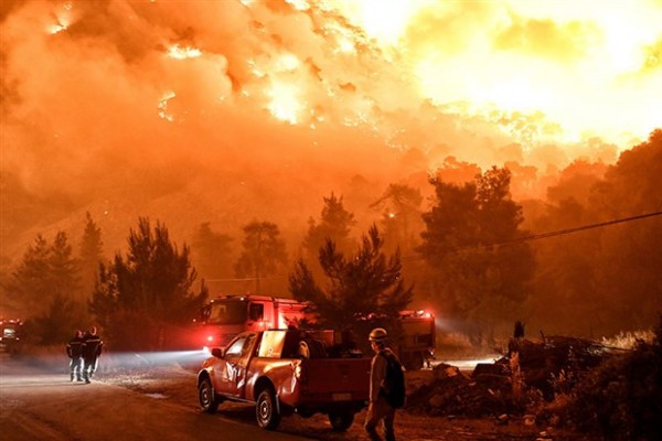 Yunanistan'da Çıkan Yangına 62 İtfaiye Aracı Müdahale Etti