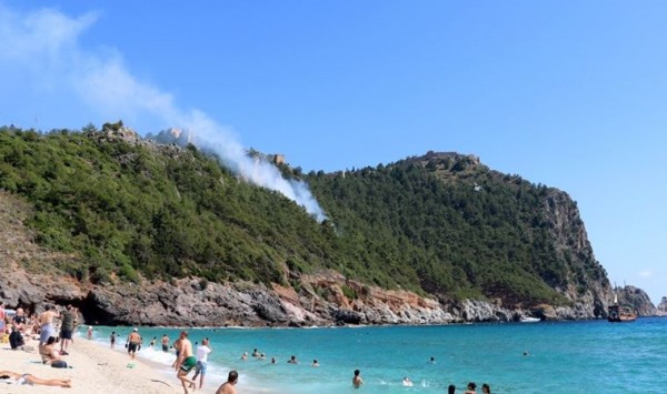 Alanya Kalesi'nin Yakınında Orman Yangını
