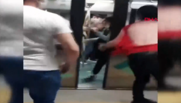 Marmaray'da Kavga: Trenden Tekme Tokat Attılar