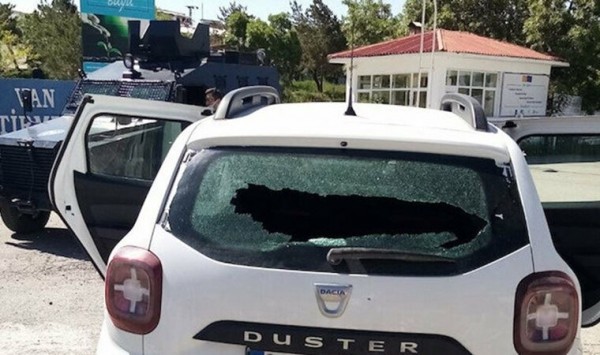Van'da Elektrik Şirketi Aracına Saldırı