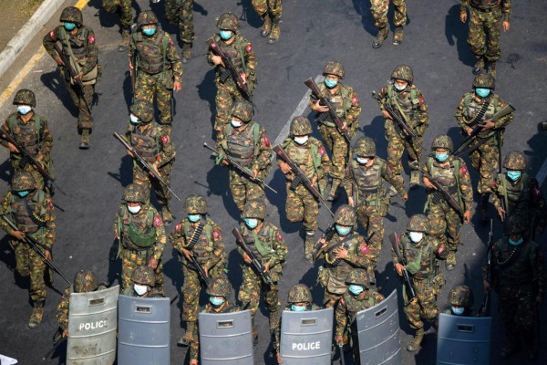 Myanmar'da Halk Darbeye Karşı Silahlanıyor