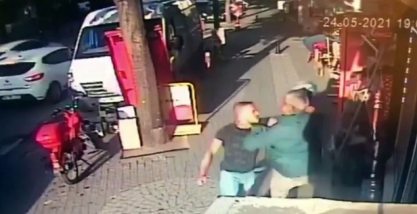 Düğün Dernek Filmine Özendi, Tartıştığı Kişinin Kafasına Tüple Vurdu