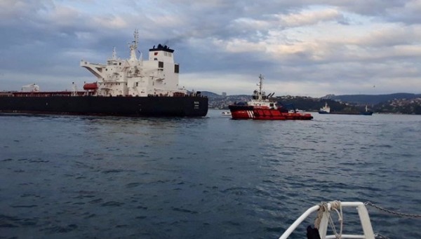 İstanbul Boğazı'nda Endişe: Petrol Taşıyan Tanker, Kıyıya Sürüklendi