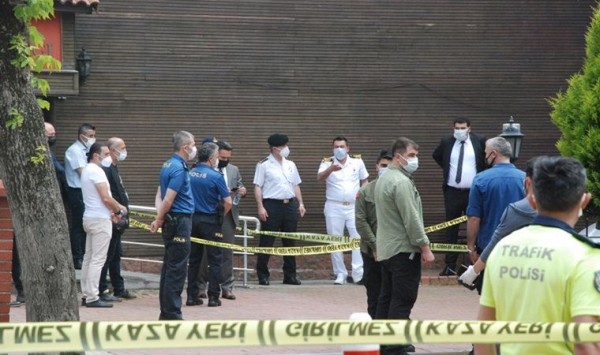 Polis Memuru, Kaymakamlık Girişinde İntihar Etti