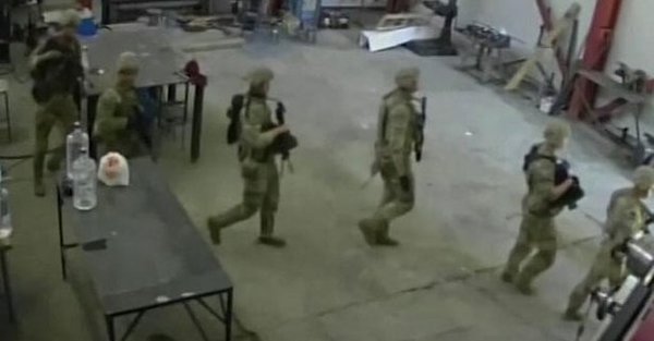 Amerikan Askerleri, Bulgaristan'da Bir Fabrikaya Baskın Verdi