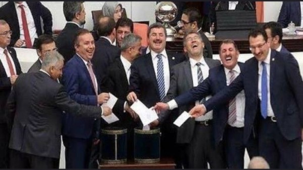 Erdoğan Beraberlik Mesajı Verdi Ama AKP İçindeki Gerginlik Sürüyor
