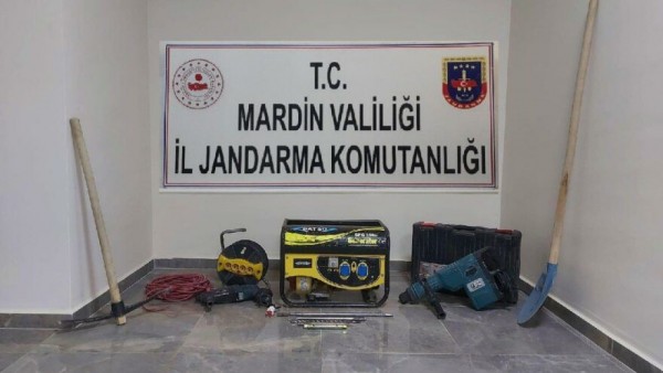 İzinsiz Kazı Yapan Defineciler Yakalandı