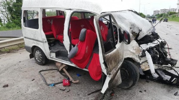Ordu'da İşçi Minibüsü ile Kamyonet Çarpıştı: 14 Yaralı