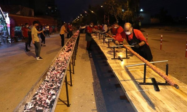 Restoranların Açılışını 35 Metre Boyundaki Kebapla Kutladılar