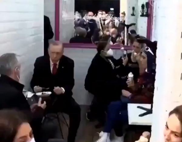 Erdoğan'ın Karşısında Bacak Bacak Üstüne Atan Bir Kadına 'Bacağını İndir' Uyarısı