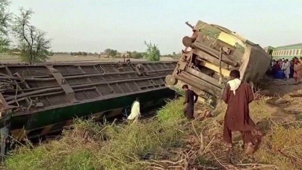 Pakistan'da Tren Kazası: En Az 36 Can Kaybı