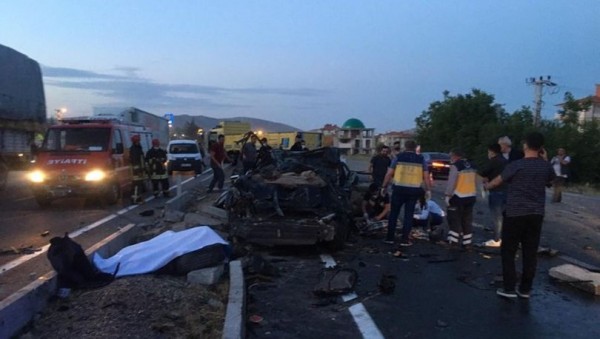 Konya'da Kamyon ile Otomobil Çarpıştı: 2 Ölü, 1 Yaralı