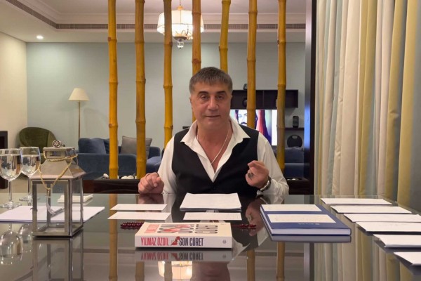 Sedat Peker'in Masasında Duran Kitapların Satışları Arttı