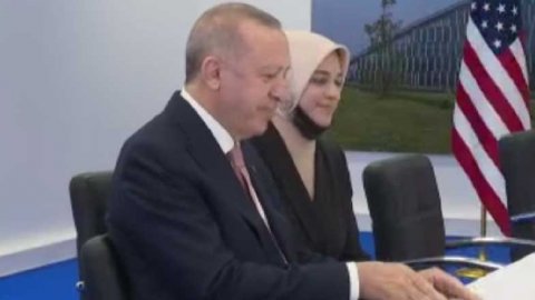 Erdoğan'ın NATO Zirvesi'nde Yanından Ayırmadığı İsim de Kavakçı Çıktı