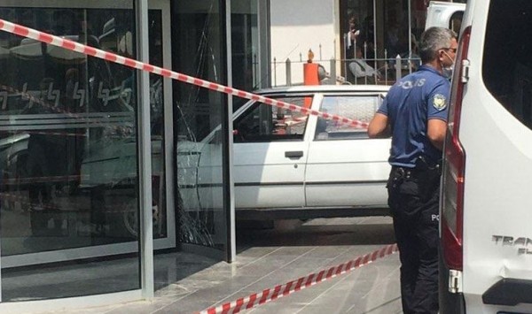 Yaya Olarak Giremediği Hastaneye Otomobiliyle Girmeye Çalıştı