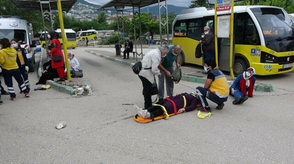 Otomobil, Otobüs Durağına Daldı: 5 Kişi Yaralandı