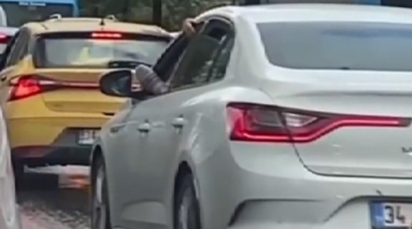 Ayağını Camdan Çıkararak Araba Süren Adama Para Cezası