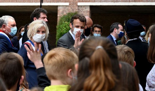 İlkokul Öğrencisi, Macron'a ''Yediğin Tokat Nasıldı'' Diye Sordu