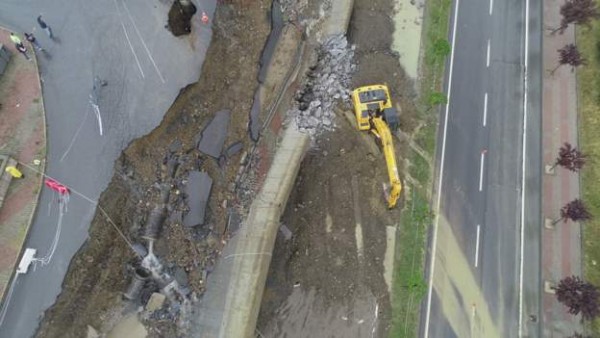 İstanbul'u Sel Aldı: Bir İstinat Duvarı Çöktü