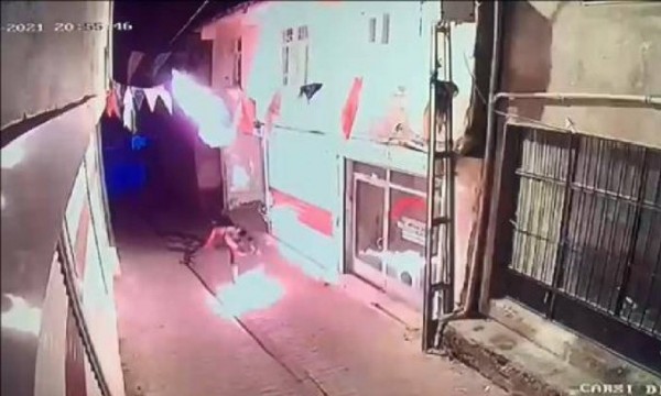 Diyarbakır'da AKP İlçe Başkanlığı'na Molotoflu Saldırı Gerçekleştirildi