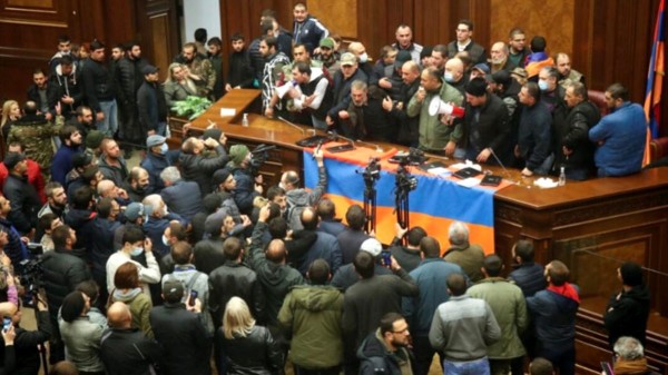 Ermeniler Sandık Başına Karabağ Hezimetinin Gölgesinde Gidiyor