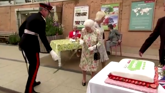 Kraliçe Elizabeth Kılıçla Pasta Kesti