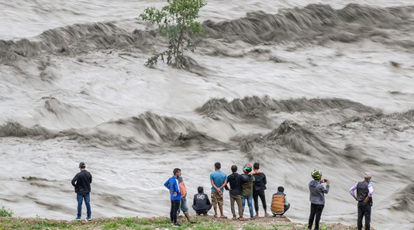 Nepal'de Sel: 18 Ölü